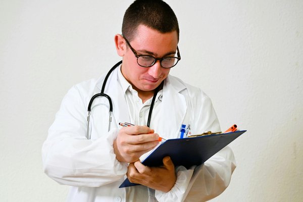 Comment les exercices de renforcement du plancher pelvien peuvent-ils prévenir les fuites urinaires chez les femmes?